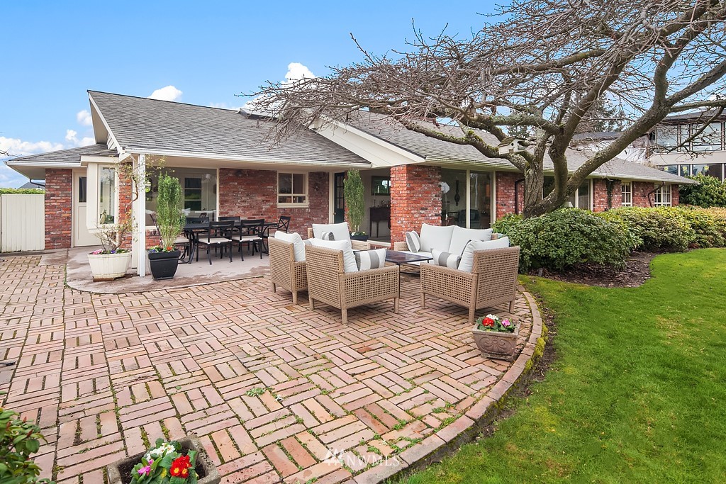9676 Hilltop Road Bellevue, WA 98004 - Photo 11 of 17