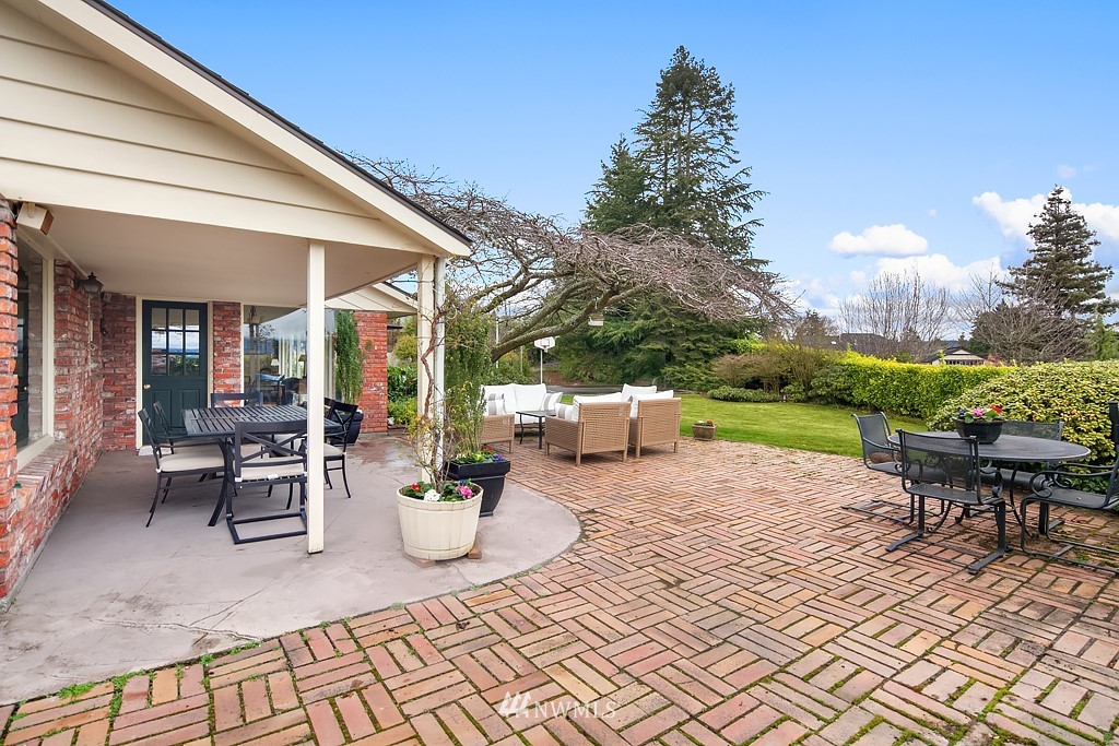 9676 Hilltop Road Bellevue, WA 98004 - Photo 12 of 17