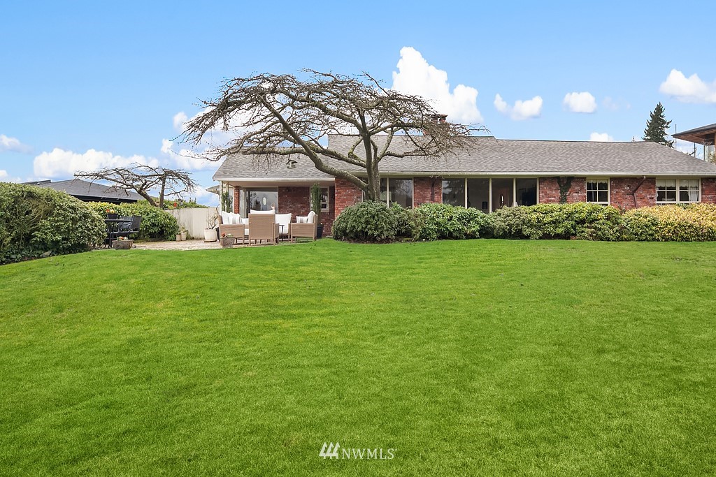 9676 Hilltop Road Bellevue, WA 98004 - Photo 13 of 17