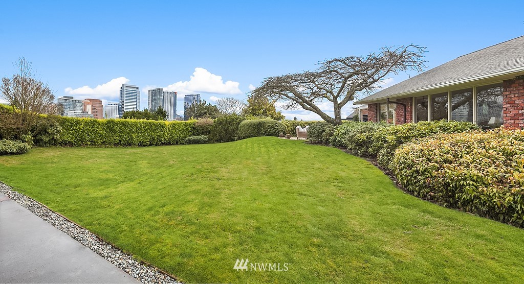 9676 Hilltop Road Bellevue, WA 98004 - Photo 14 of 17