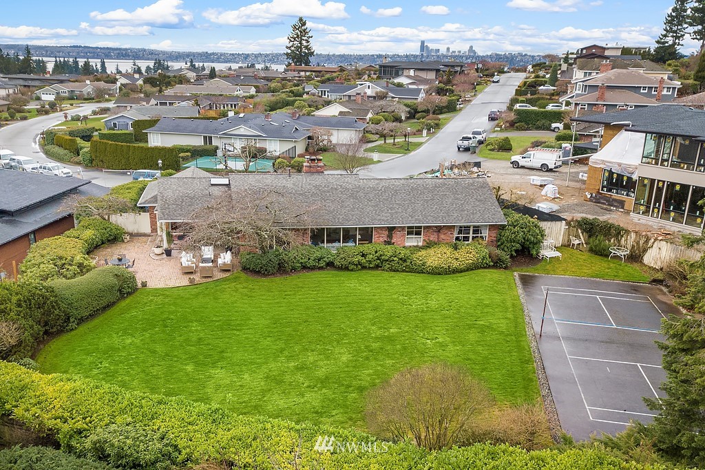 9676 Hilltop Road Bellevue, WA 98004 - Photo 3 of 17