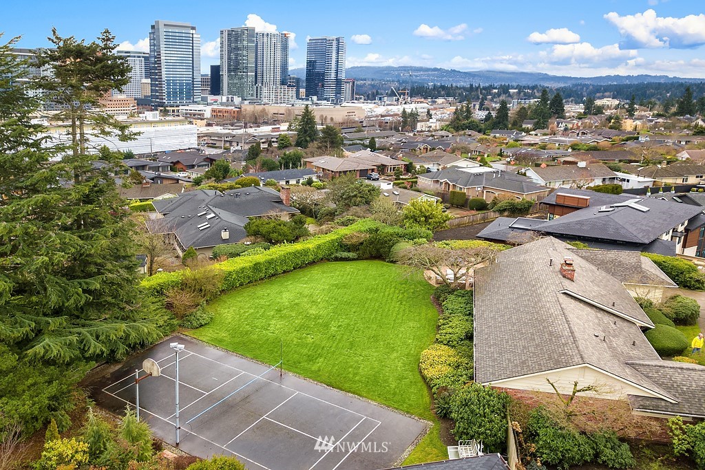 9676 Hilltop Road Bellevue, WA 98004 - Photo 4 of 17