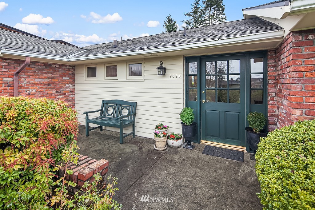 9676 Hilltop Road Bellevue, WA 98004 - Photo 7 of 17