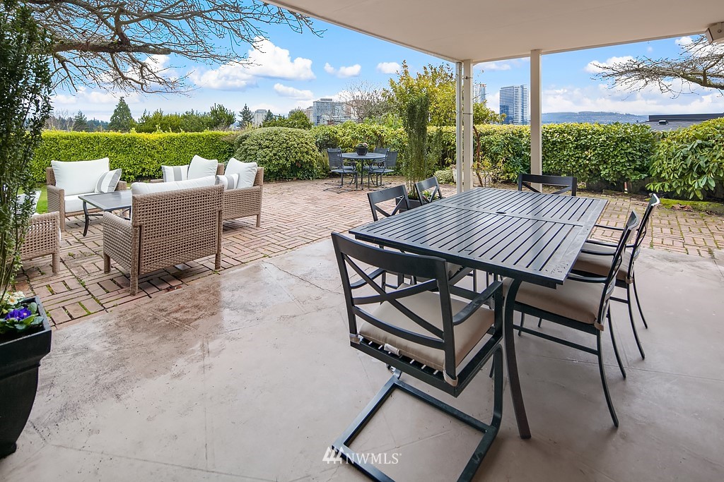 9676 Hilltop Road Bellevue, WA 98004 - Photo 8 of 17