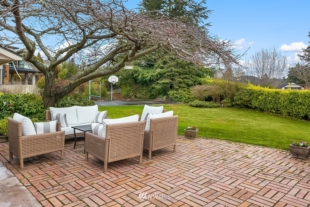 9676 Hilltop Road Bellevue, WA 98004 - Photo 10 of 17