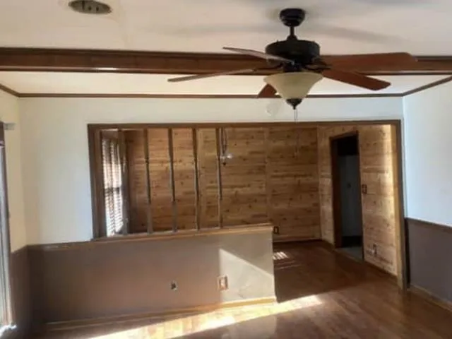 a view of room with a ceiling fan