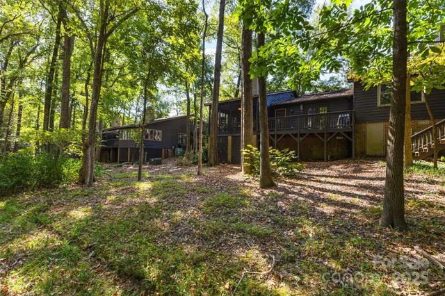 a view of a back yard