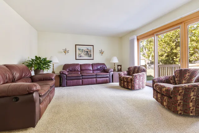 $359,900 | 522 Edgewood Lane, Elk Grove Village, IL 60007