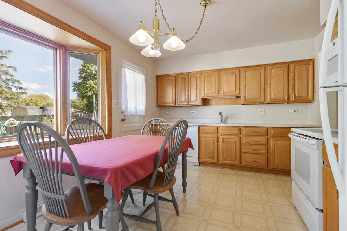 522 Edgewood Lane Elk Grove Village, IL 60007 - Photo 8 of 17