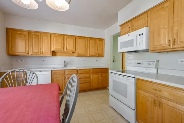 $359,900 | 522 Edgewood Lane, Elk Grove Village, IL 60007