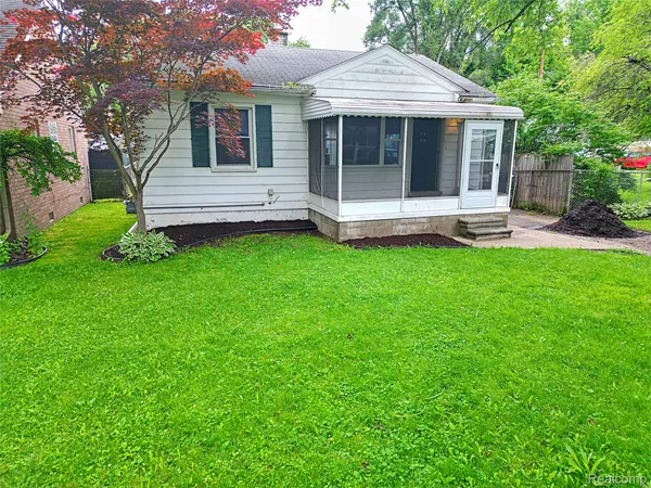 $1,300 | 20023 Negaunee, Redford, MI 48240