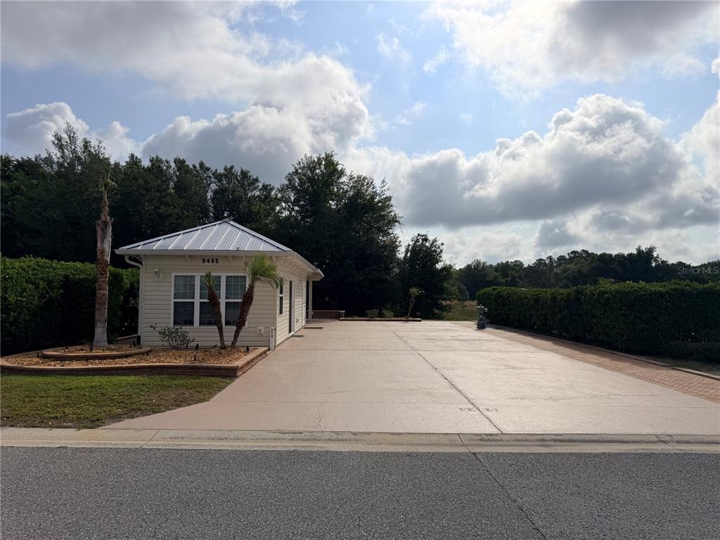 9465 Southeast 47th Way Webster, FL 33597 - Photo 1 of 32 a front view of a house with a yard