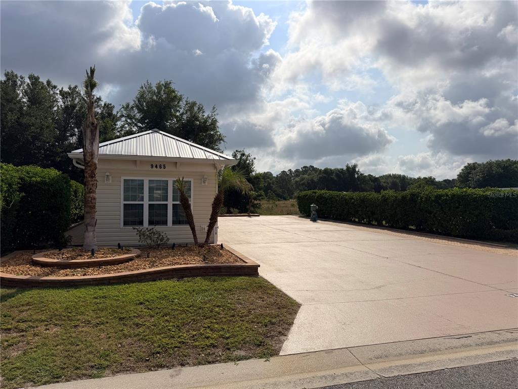 9465 Southeast 47th Way Webster, FL 33597 - Photo 2 of 32 a front view of a house with a yard