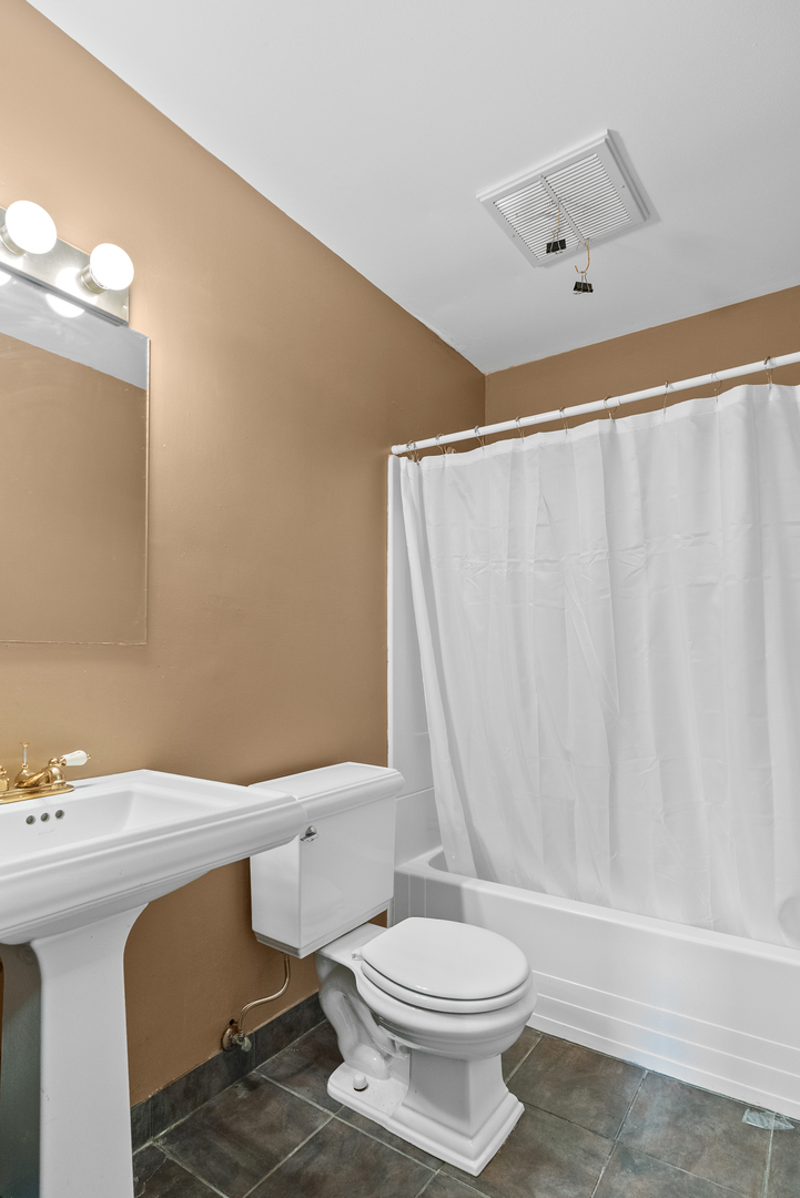 4711 St Joseph Creek Road, Unit 4H Lisle, IL 60532 - Photo 16 of 20 Gallery Image 16