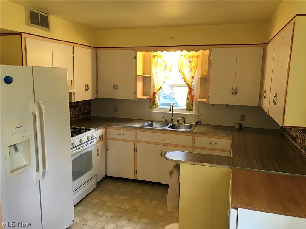 811 Old Forge Road Kent, OH 44240 - Photo 16 of 34 Eat in kitchen