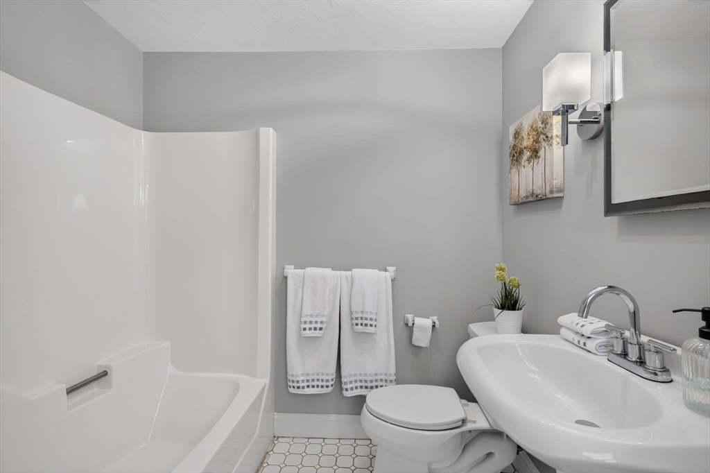 10 Hemlock Road Andover, MA 01810 - Photo 21 of 41