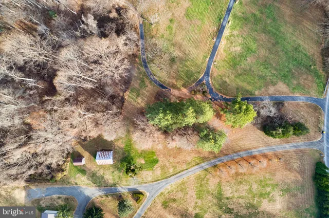 a view of a yard with a house