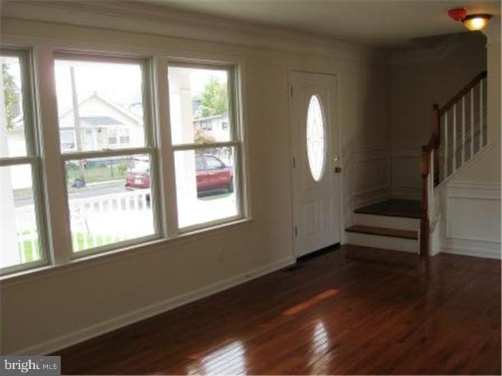 321 Bem Street Riverside, NJ 08075 - Photo 13 of 21 Living Room