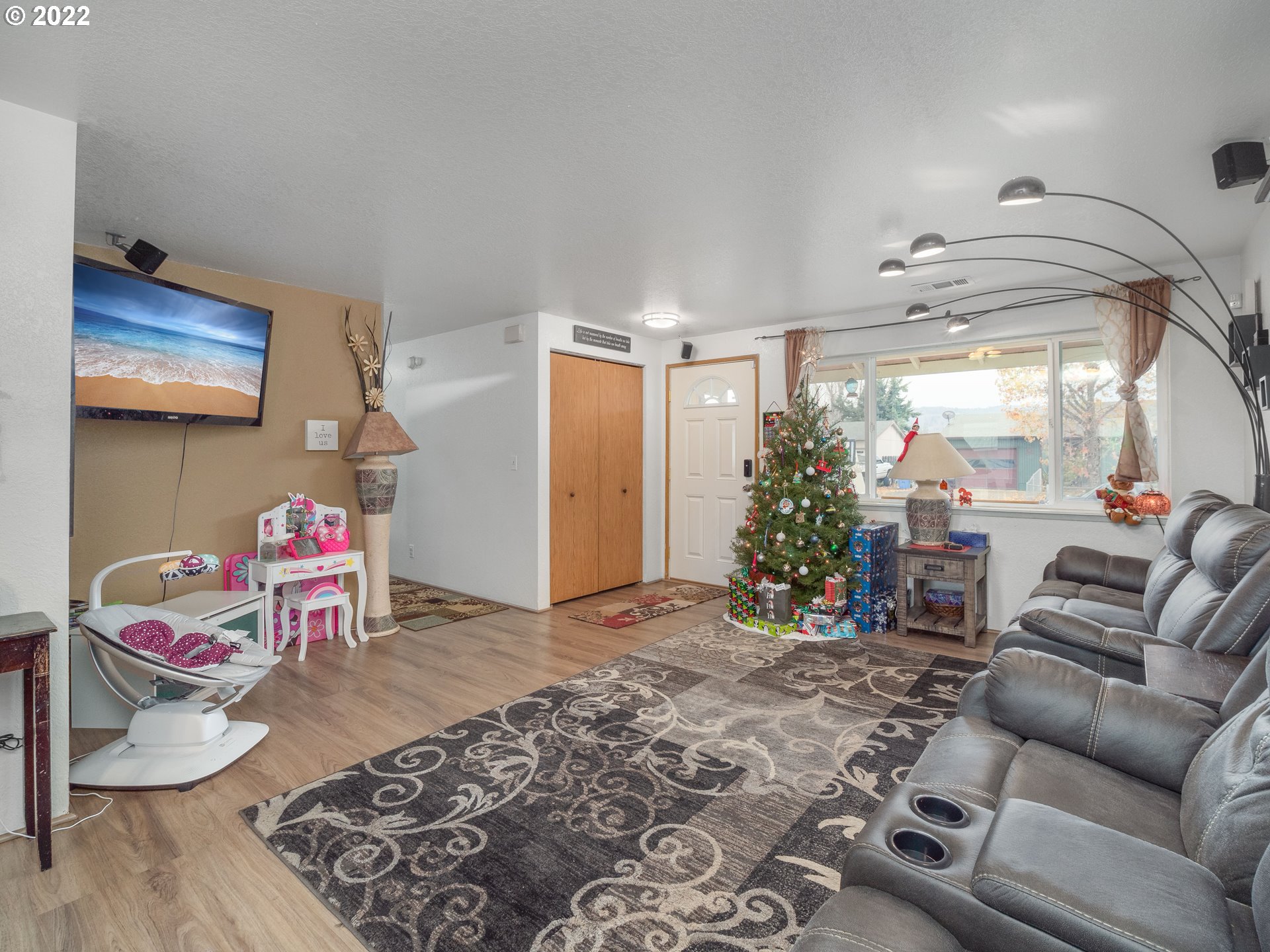 206 Columbia Loop Road Roseburg, OR 97471 - Photo 3 of 24 a living room with furniture and flowers