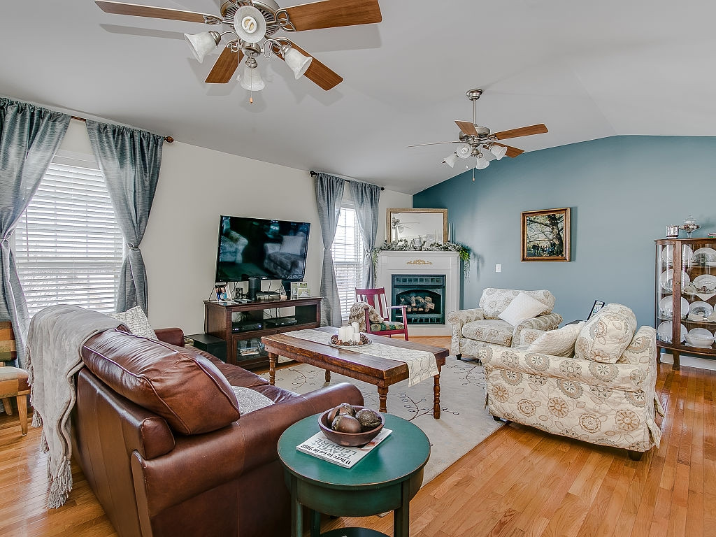 419 Leesburg Road Telford, TN 37690 - Photo 7 of 34 Large Entertaining Space