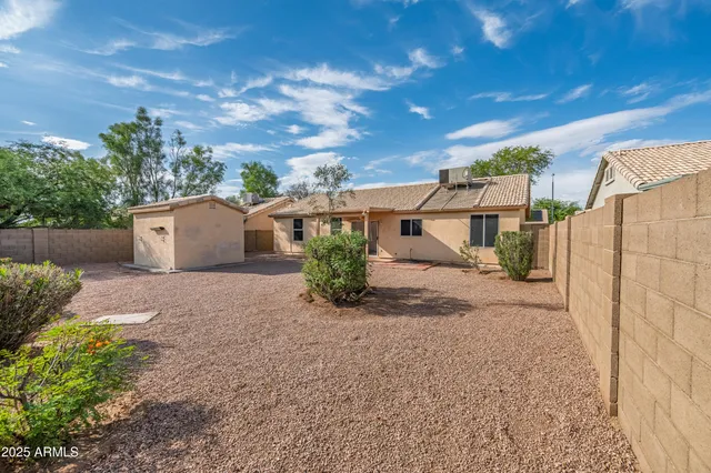 a view of a house with backyard and a garden