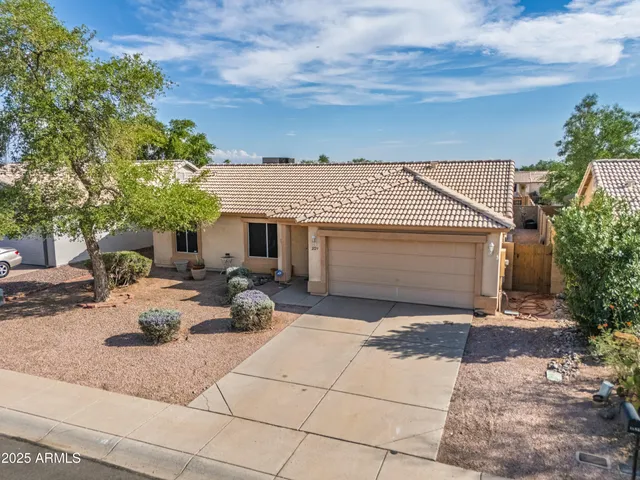 a view of a house with backyard