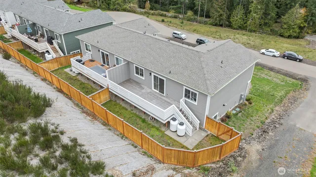a black and white photo of a room