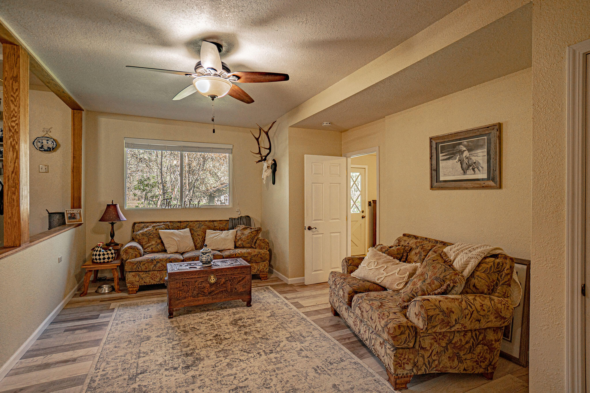 1035 Minthorne Road Rogue River, OR 97537 - Photo 15 of 41 Family room