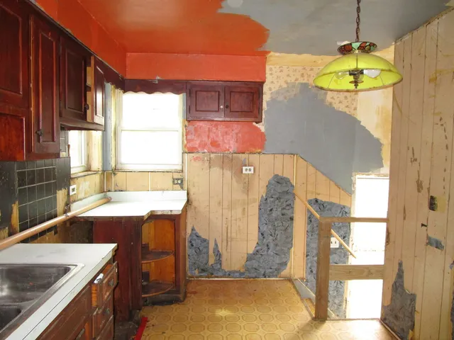 $139,900 | 240 Linden Avenue, Bellwood, IL 60104