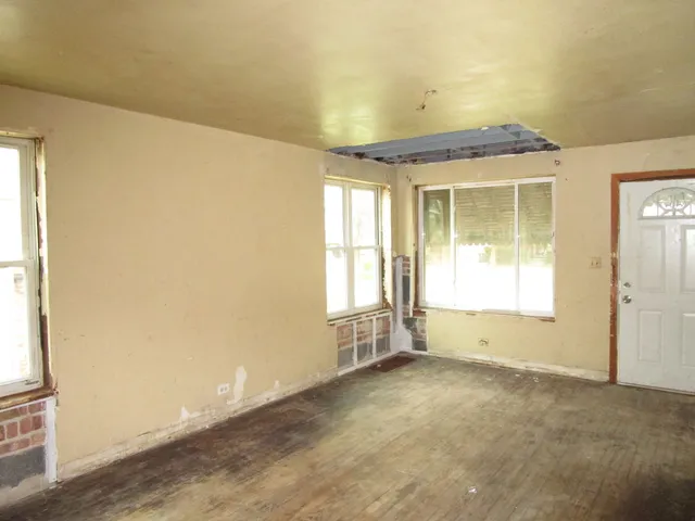 $139,900 | 240 Linden Avenue, Bellwood, IL 60104