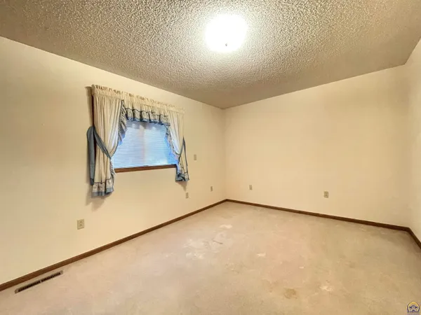 $329,900 | 406 Noble Avenue, Belvue, KS 66407