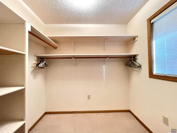 $329,900 | 406 Noble Avenue, Belvue, KS 66407