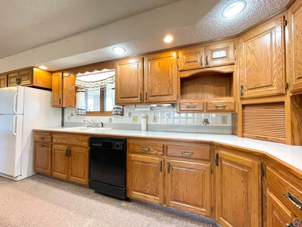 $329,900 | 406 Noble Avenue, Belvue, KS 66407