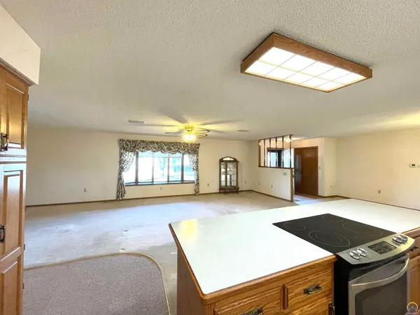 $329,900 | 406 Noble Avenue, Belvue, KS 66407