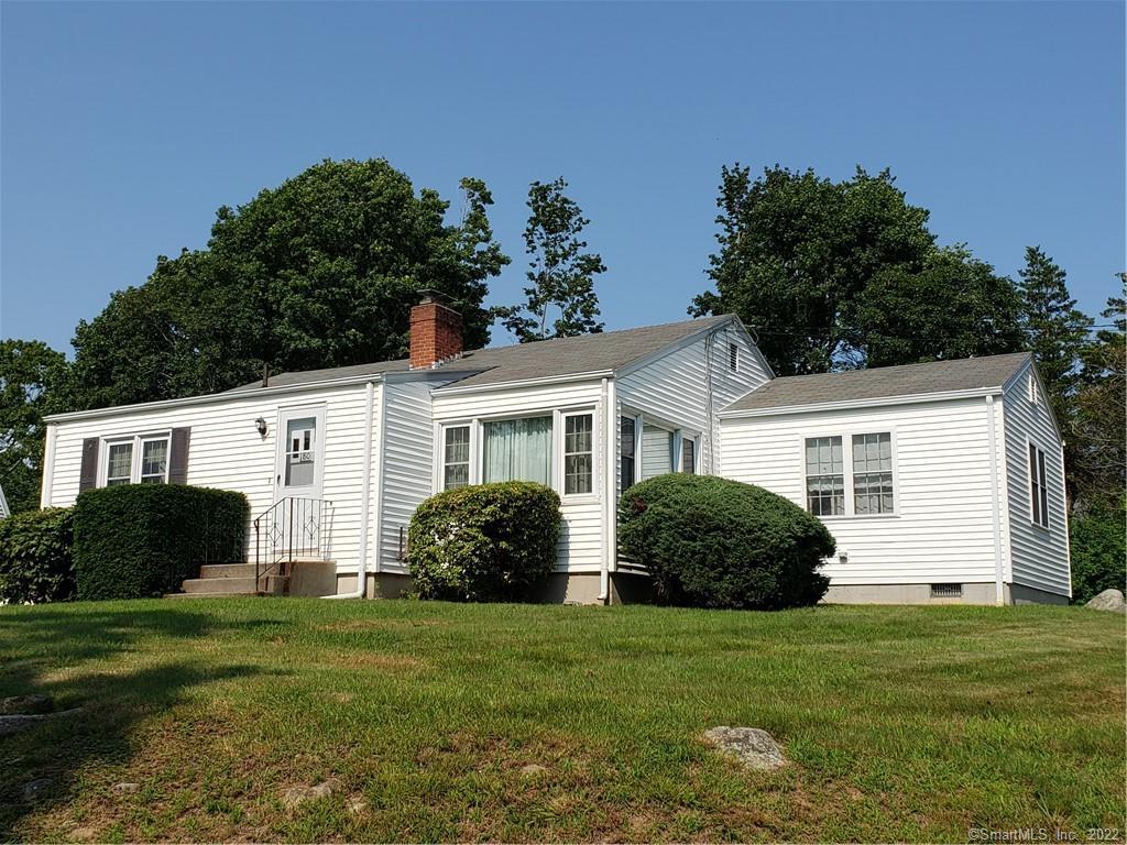 a view of a house with backyard
