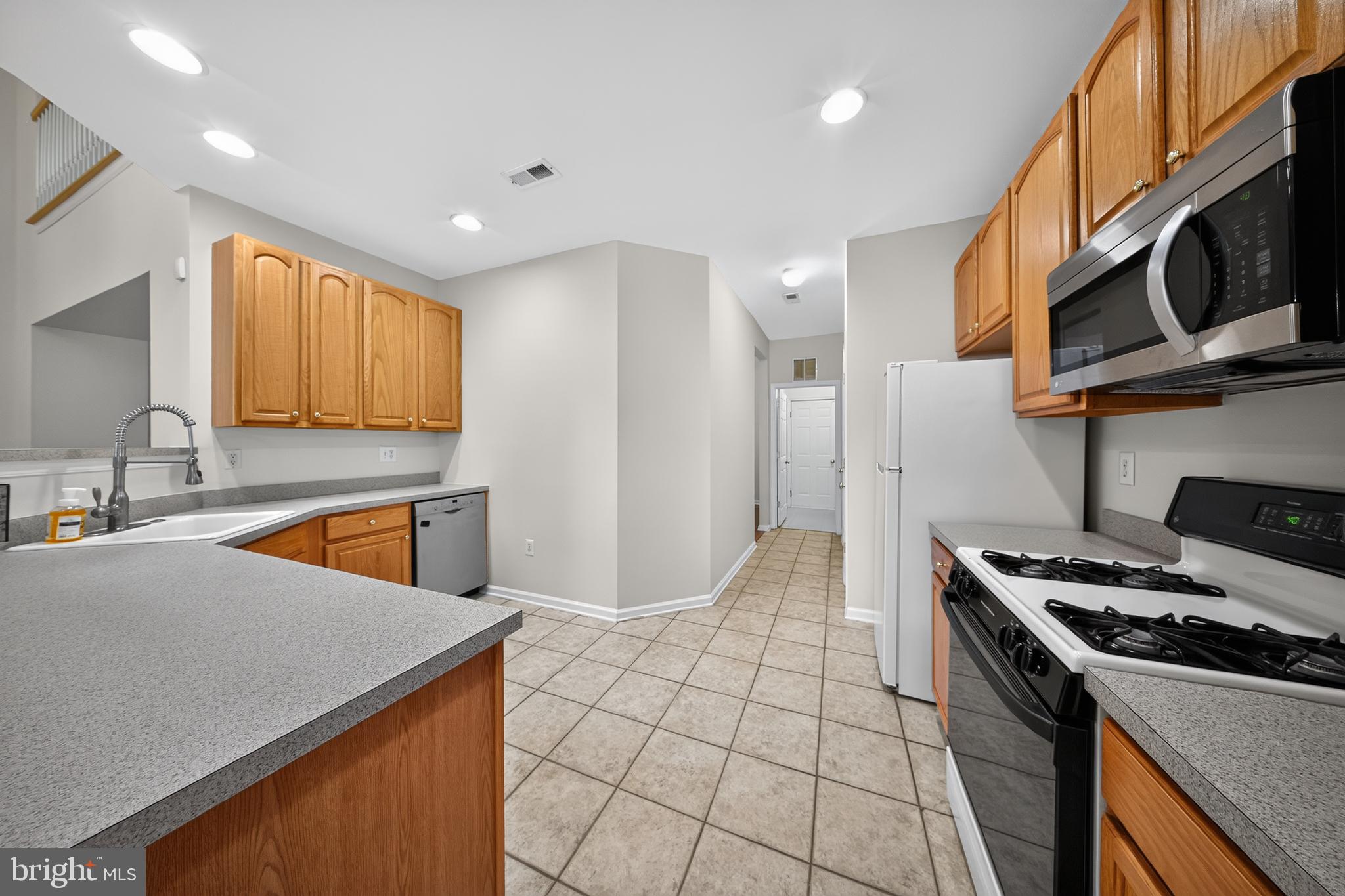 28 Sutton Court Pennington, NJ 08534 - Photo 10 of 30