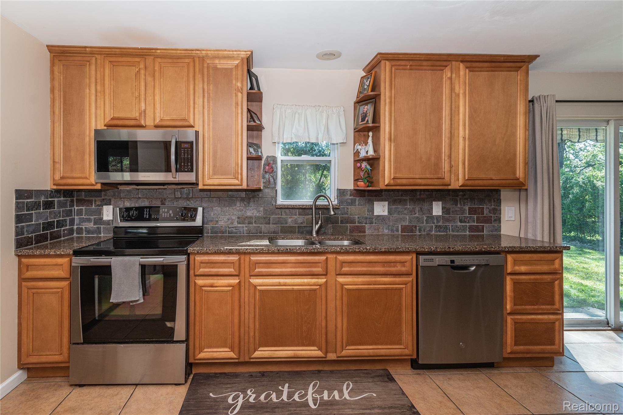 43133 Barchester Road Canton, MI 48187 - Photo 12 of 45 SS Appliances