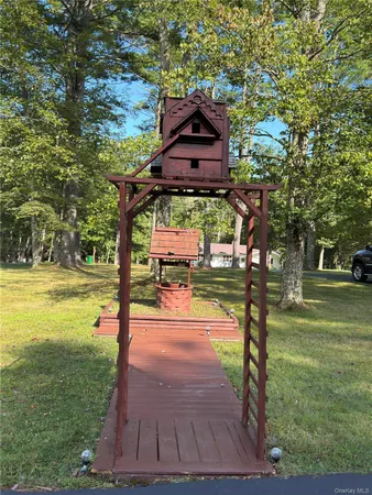 a view of a yard in front of the house