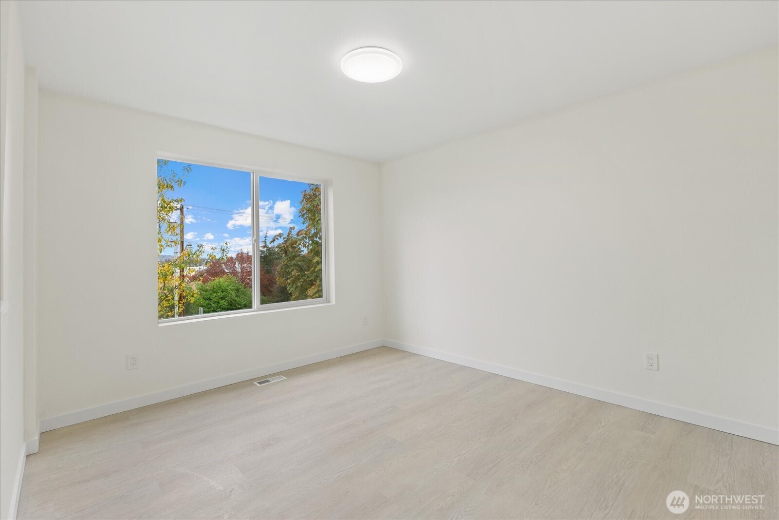 422 East Titus Street Kent, WA 98030 - Photo 13 of 28 an empty room with windows