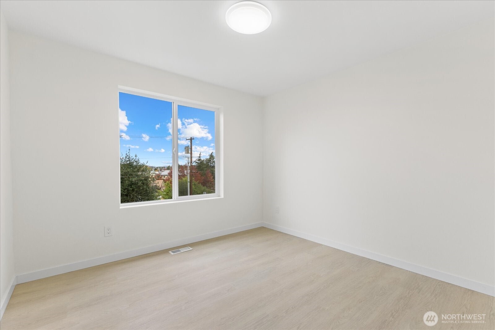 422 East Titus Street Kent, WA 98030 - Photo 14 of 28 an empty room with a window