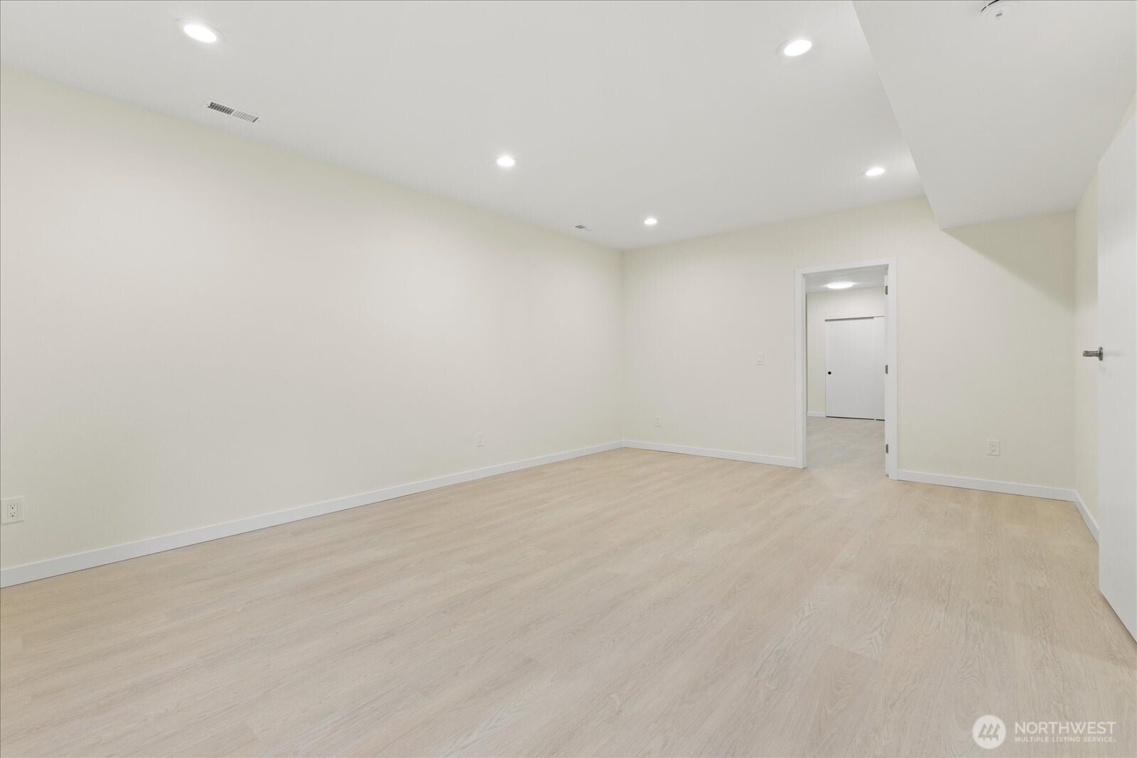 422 East Titus Street Kent, WA 98030 - Photo 23 of 28 an empty room with an entryway