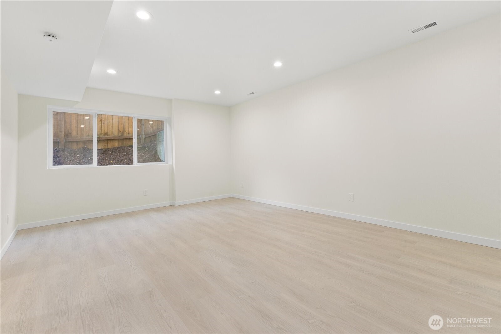 422 East Titus Street Kent, WA 98030 - Photo 24 of 28 an empty room with windows