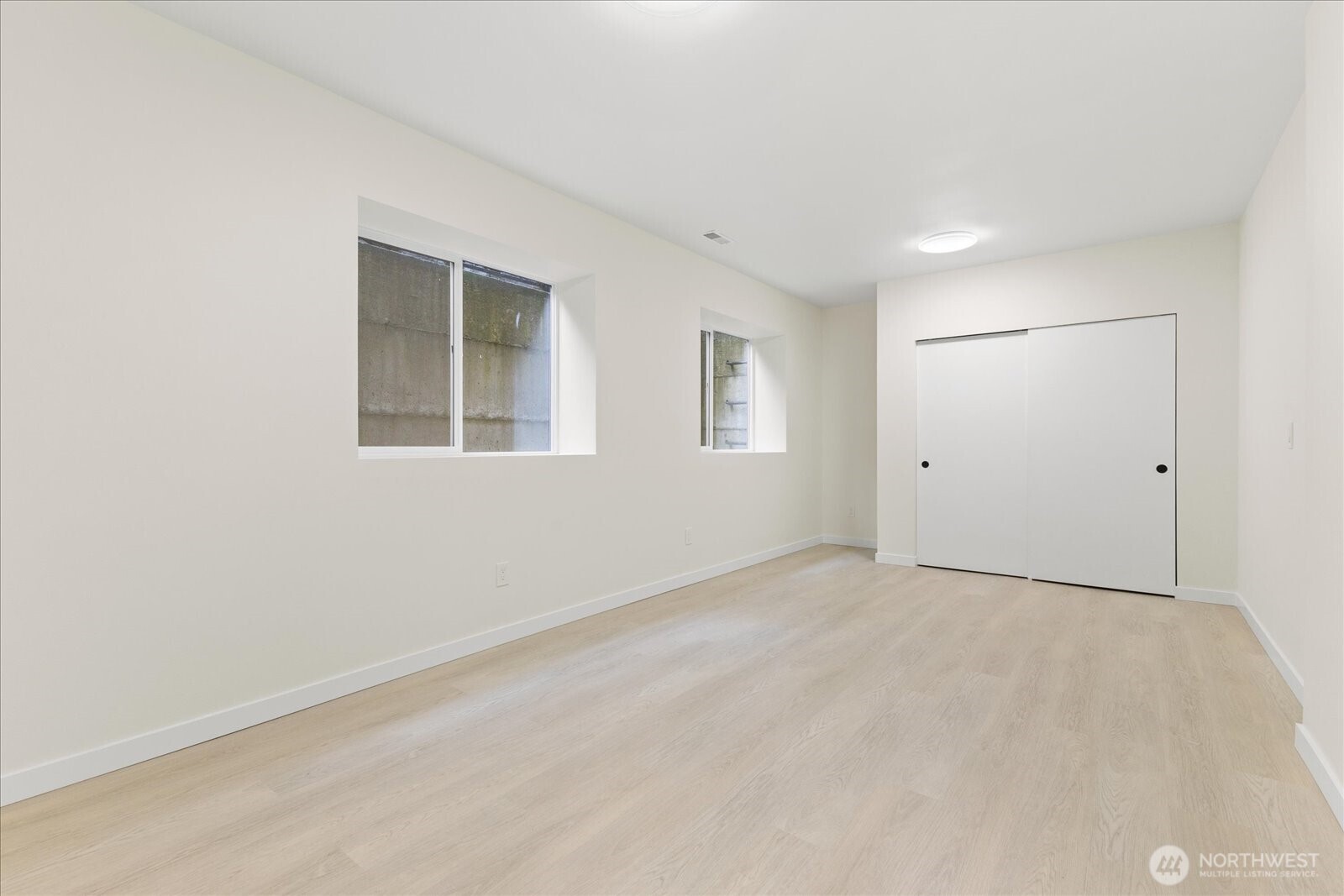 422 East Titus Street Kent, WA 98030 - Photo 25 of 28 an empty room with windows
