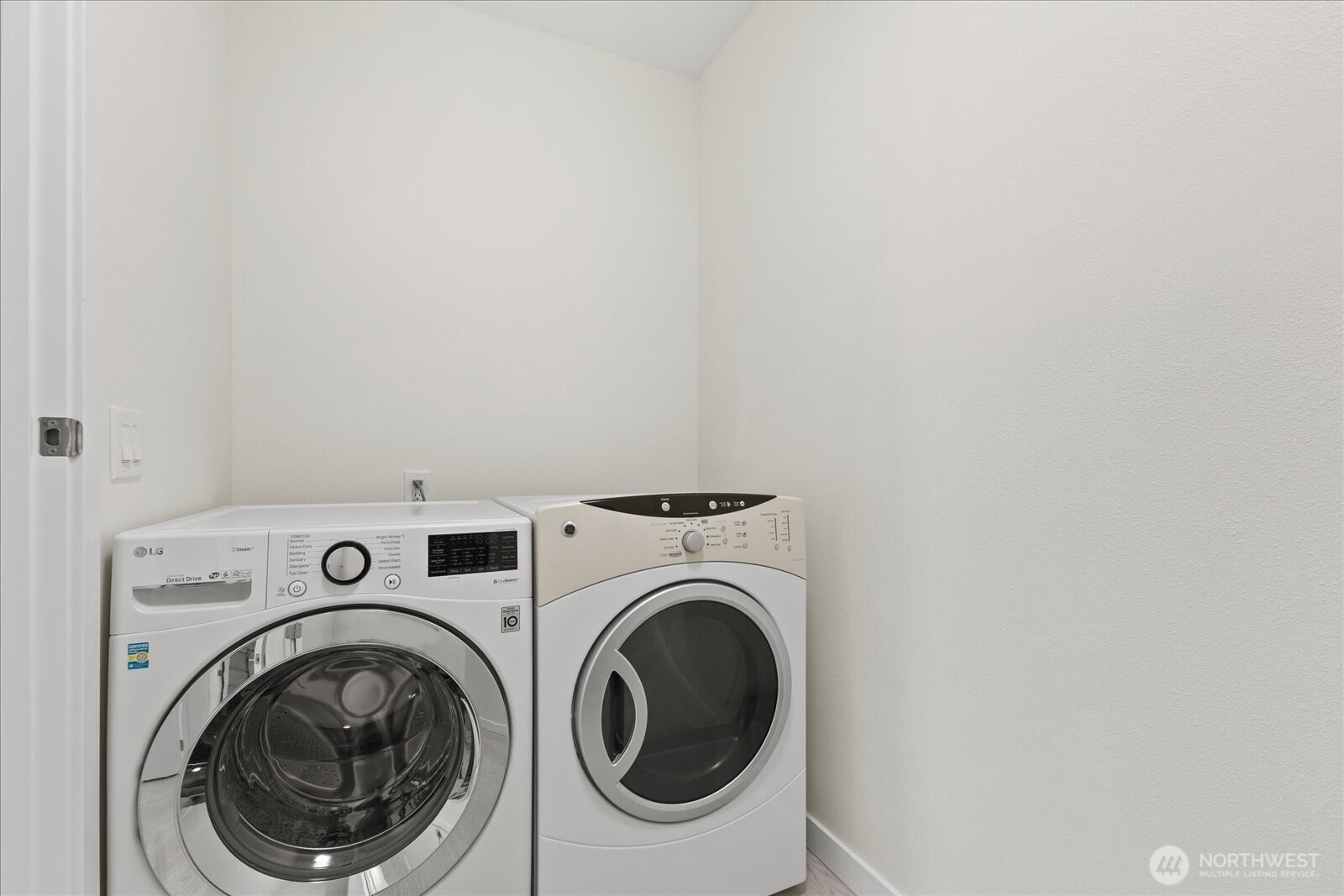 422 East Titus Street Kent, WA 98030 - Photo 27 of 28 a utility room with dryer and washer