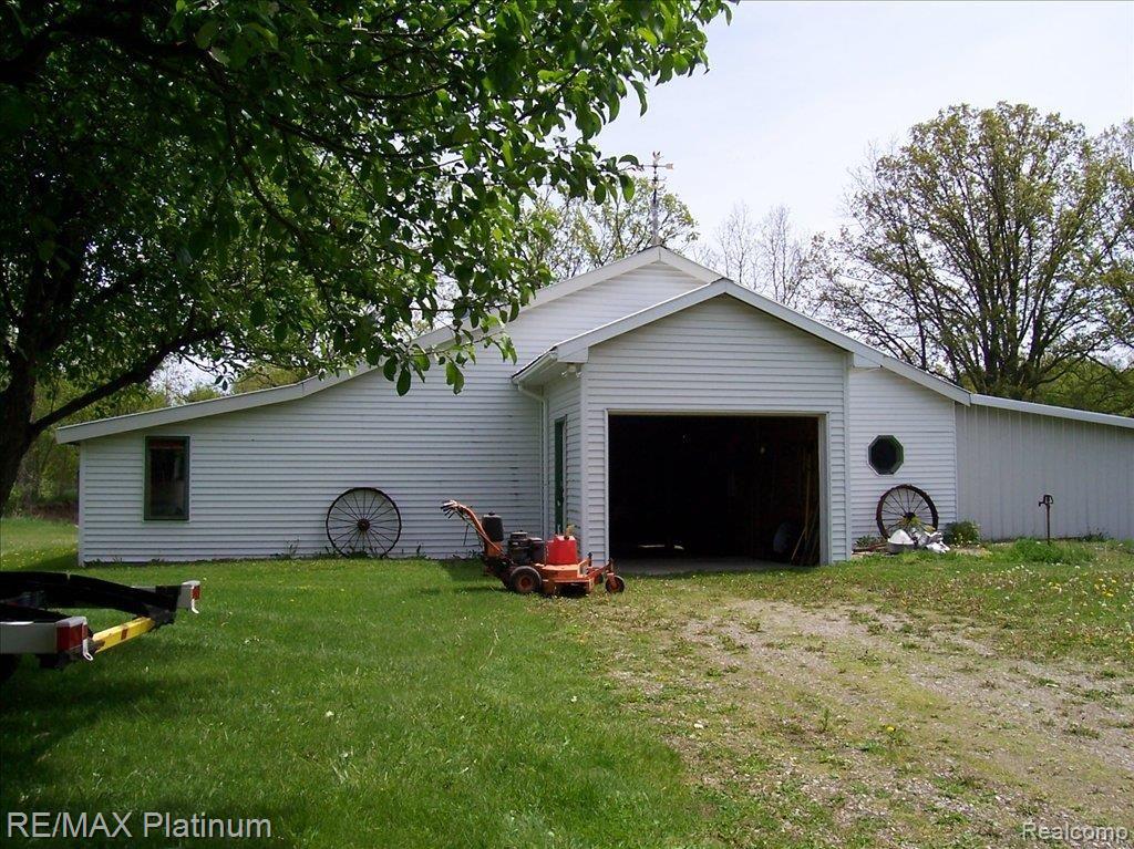 5692 Mabley Hill Road Fenton, MI 48430 - Photo 17 of 18 Barn