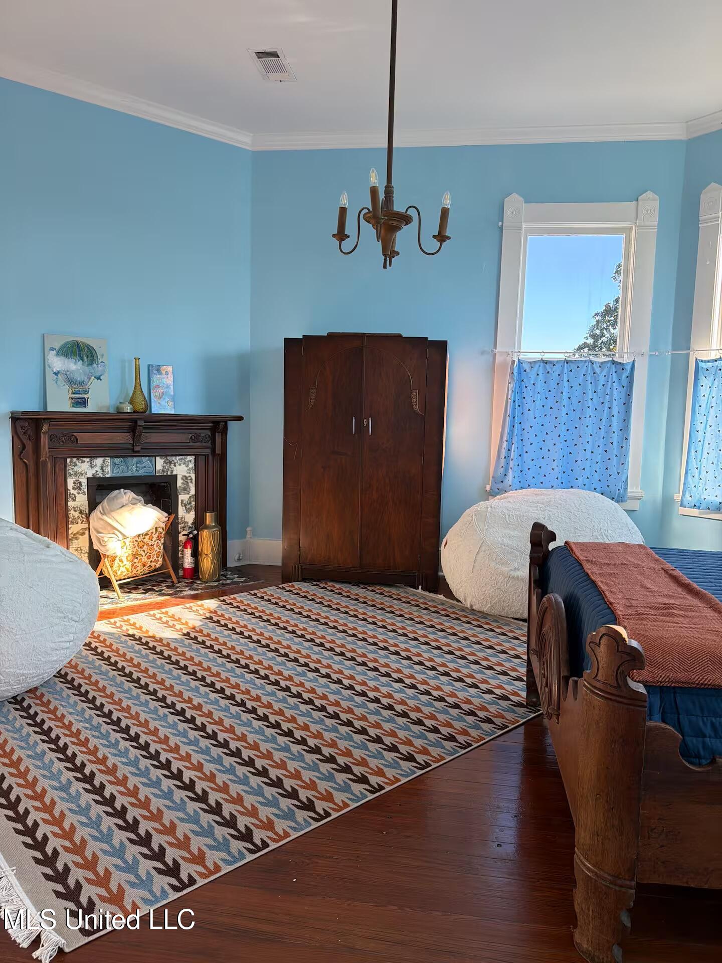 300 Linton Avenue Natchez, MS 39120 - Photo 15 of 17 Blue Fireplace