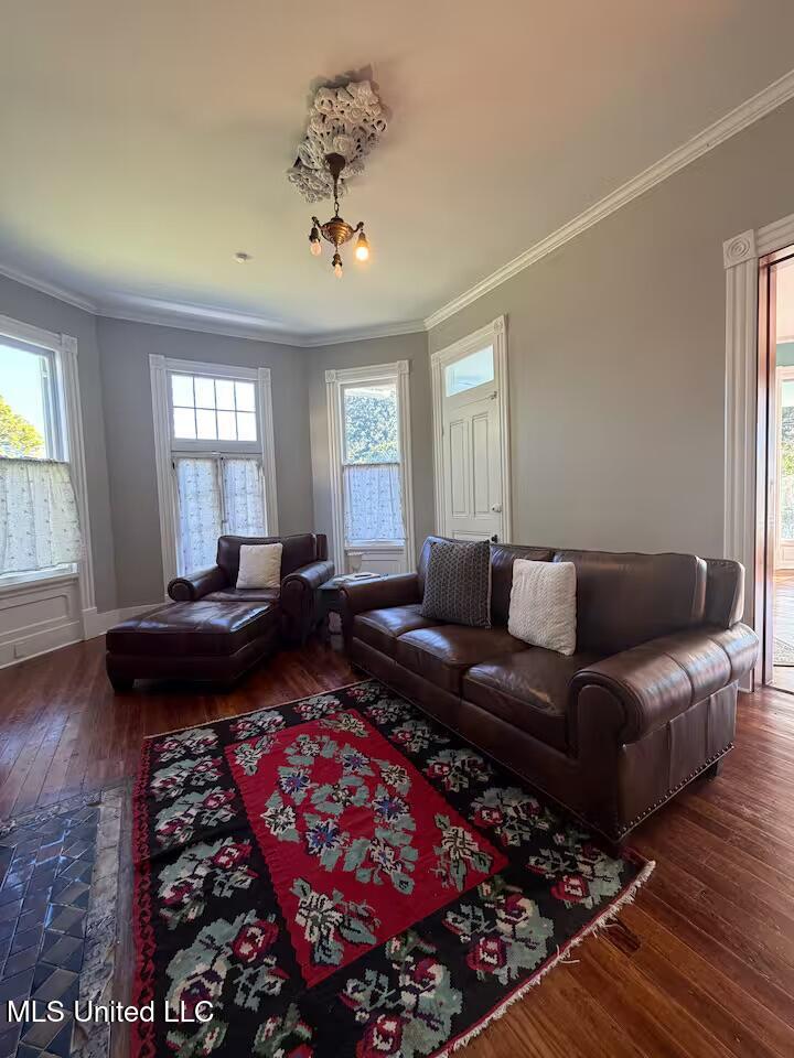 300 Linton Avenue Natchez, MS 39120 - Photo 4 of 17 Living Room