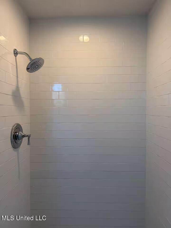 300 Linton Avenue Natchez, MS 39120 - Photo 9 of 17 2nd Floor Hall Bath2