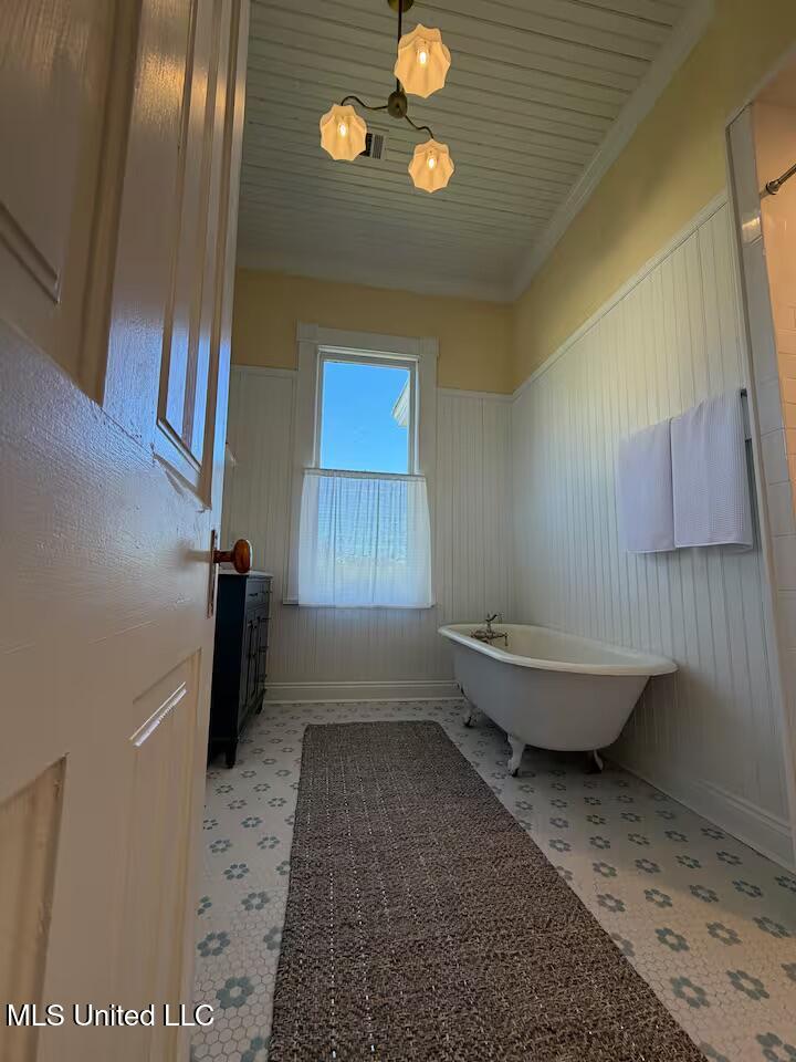 300 Linton Avenue Natchez, MS 39120 - Photo 10 of 17 2nd Floor Hall Bath