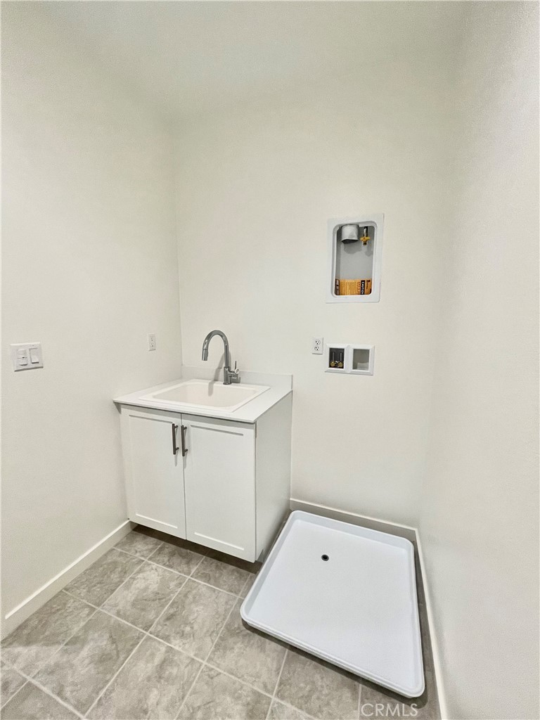 39396 Corvina Lane Temecula, CA 92591 - Photo 28 of 63 a utility room with dryer and washer